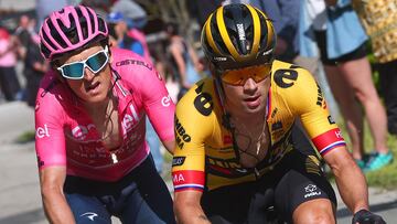 Geraint Thomas sigue la rueda de Roglic en la 18ª etapa del Giro.