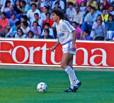 El campeón del Mundo con Argentina en 1986 era un central duro que solo estuvo en el Real Madrid en la temporada 89-90, jugando 39 partidos bajo las órdenes de John Toshack en los que anotó tres goles. En España también tuvo un breve paso por el CD Logroñés justo antes de llegar a Chamartín. El de Corral de Bustos, además de jugar en River Plate, también militó en las filas de su eterno rival, Boca Juniors, equipo que le llevó al fútbol profesional.