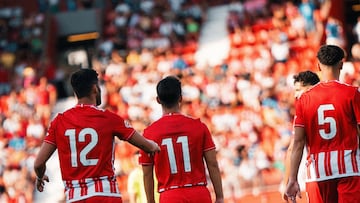 Los jugadores del Almería, ante su publico.