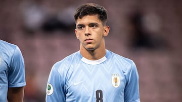 Thiago Helguera, defendiendo los colores de la selección uruguaya.