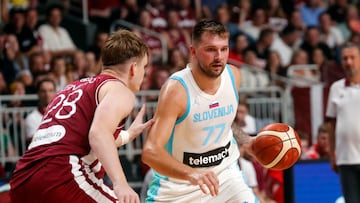 FOTODELDÍA - RIGA (Letonia), 16/08/2025.- Marcis Steinbergs (i), de Letonia, y Luka Doncic, de Eslovenia, en acción durante el partido amistoso de baloncesto que disputan en Riga. EFE/TOMS KALNINS