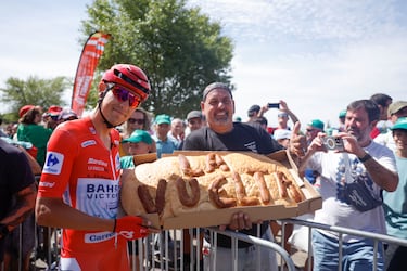 Torstein Traeen, maillot rojo al incio de la etapa, durante la salida.