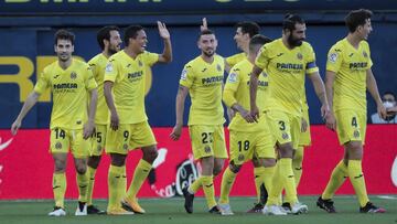 Villarreal's Carlos Bacca celebrate after scoring the 4-0 goal with his teammate during Spanish La Liga match between Villarreal cf cf and Sevilla FC at La Ceramica stadium. In Villarreal on May 16, 2021.