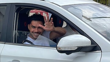 Suazo, tras pasar reconocimiento médico con el Sevilla este sábado.