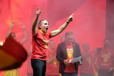 Sergio Scariolo celebra con el público el triunfo conseguido en Pekín. Tras ganar a Argentina en la final, 'La Familia' se dio el homenaje que mereció en la Plaza de Coloón de Madrid.