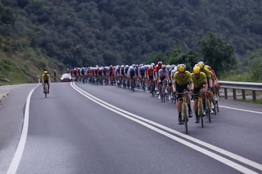 Ciclistas del equipo Visma-Lease a bike a la cabeza del pelotón durante la sexta etapa de La Vuelta a España.
