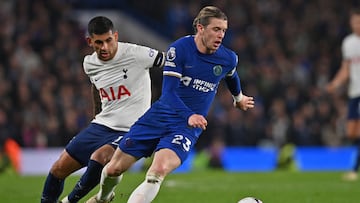 Chelsea's English midfielder #23 Conor Gallagher (C) vies with Tottenham Hotspur's Argentinian defender #17 Cristian Romero (L) during the English Premier League football match between Chelsea and Tottenham Hotspur at Stamford Bridge in London on May 2, 2024. (Photo by Glyn KIRK / AFP) / RESTRICTED TO EDITORIAL USE. No use with unauthorized audio, video, data, fixture lists, club/league logos or 'live' services. Online in-match use limited to 120 images. An additional 40 images may be used in extra time. No video emulation. Social media in-match use limited to 120 images. An additional 40 images may be used in extra time. No use in betting publications, games or single club/league/player publications. /