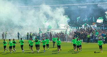 La afición bética ha arropado a sus jugadores durante el entrenamiento previo al derbi de mañana ante el Sevilla. 