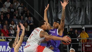 Brandon Taylor, base del Baxi Manresa, con el balón ante Mathieu Kamba, alero del Zunder Palencia.