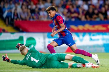 Mano a mano de Yamine Lamal y Jean Boutez. El canterano azulgrana recorta al guardameta belga pero se le escapa el balón por la línea de fondo.