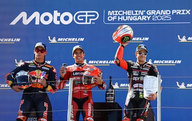 Marc Márquez, Pedro Acosta y Marco Bezzecchi en el podio del Gran Premio Hungría de MotoGP.