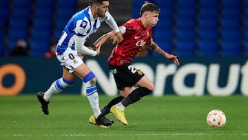 SAN SEBASTIAN, SPAIN - JANUARY 17: Mikel Merino of Real Sociedad competes for the ball with Giovanni Gonzalez of RCD Mallorca during the Copa del Rey Round of 16 match between Real Sociedad and RCD Mallorca at Reale Arena on January 17, 2023 in San Sebastian, Spain. (Photo by Ion Alcoba/Quality Sport Images/Getty Images)