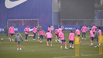Los jugadores del Atlético en la sesión de entrenamiento del equipo rojiblanco en Majadahonda.