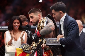 Ilia Topuria recibe el cinturón que le acredita como campeón del mundo del peso ligero.