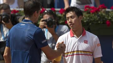 Guillermo García López saluda a Kei Nishikori, tras el abandono por lesión
del japonés en el Barcelona Open Banc Sabadell.