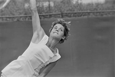Ganadora de 14 Grand Slams (7 individuales, 6 dobles y uno en dobles mixtos) y referente del tenis femenino en los años 70, alcanzó cuatro finales en el US Open sin conseguir el título. Su juego elegante y versátil brilló en todas las superficies, pero la presión en Nueva York le negó la gloria. Aun así, es recordada como una de las grandes pioneras del tenis australiano, disputando hasta 17 finales de Grand Slam en los 70.