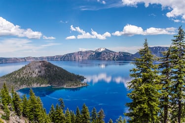 Un lago de origen volcánico con aguas cristalinas y paisajes espectaculares, ubicado en Oregón.