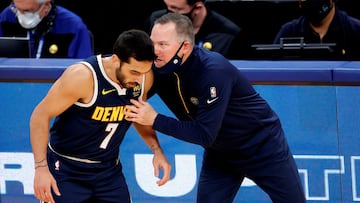 Facundo Campazzo recibe instrucciones de Michael Malone.
