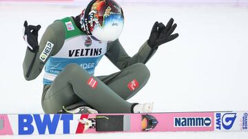 Halvor Egner Granerud celebra su victoria su victoria del Cuatro Trampolines en Garmisch.