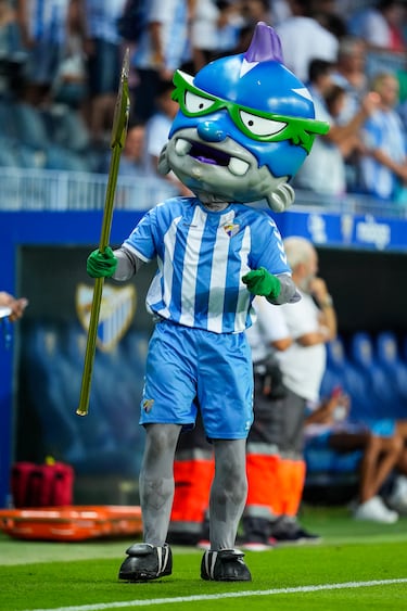 El Málaga tiene un súper héroe entre su afición y se trata de su mascota. 'Súper Boke' es el leal hincha del club. Su nombre es debido al apodo que reciben los seguidores del equipo, boquerones.