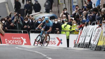 SESTAO (BIZKAIA), 06/04/2021.-El corredor Alex Aranburu, del equipo Astana Premiertech, se adjudicó la segunda etapa entre Zalla-Sestao con un recorrido de 158,8 km, en el segundo día de la Itzulia 2021 que recorre el País Vasco durante seis días.- EFE/LUIS TEJIDO