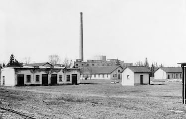 El 22 de marzo, apenas semanas después del nombramiento de Hitler como canciller, se inauguró el campo de concentración de Dachau, cerca de Múnich. Fue el primer campo nazi y sirvió como modelo para todos los que vinieron después.

Inicialmente destinado a opositores políticos como comunistas y socialdemócratas, Dachau fue instalado en una antigua fábrica de pólvora. Bajo la dirección de Theodor Eicke, se establecieron normas brutales que institucionalizaron el terror y la arbitrariedad como método de control.

Con el tiempo, el campo se expandió para incluir prisioneros por motivos raciales, ideológicos y sociales. Dachau se convirtió en un símbolo del sistema represivo nazi y estuvo en funcionamiento hasta su liberación en 1945.