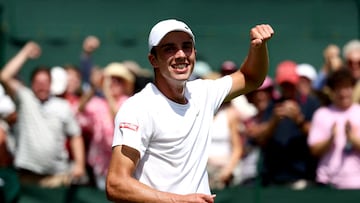 Oliver Tarvet celebra el pase a siguiente ronda en Wimbledon.