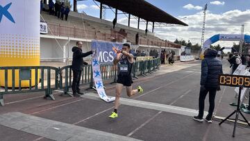 Abderraman Aferdi cruzando la línea de meta.