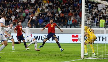 0-3. Córner de la Selección y Joselu, con ayuda de la defensa local, anota sin oposición el tercer tanto del conjunto español.