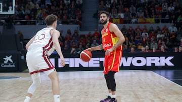 ZARAGOZA, 22/02/2024.- El base español Ricky Rubio (d) controla una posesión ante el escolta letón Kristers Zoriks durante el encuentro clasificatorio del Eurobasket 2025 ante Letonia disputado este jueves en el Pabellón Príncipe Felipe de Zaragoza. EFE/ Javier Cebollada