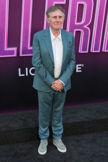 Gabriel Byrne posa en la alfombra roja del estreno de la película "Ballerina" en Los Ángeles, California.