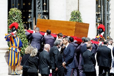 El ataúd del Papa Francisco llega a la Basílica de Santa María la Mayor, Roma.