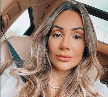 La modelo brasileña es la esposa de Roberto Firmino, el 9 del Liverpool. La parejo contrajo matrimonio en junio de 2017 en Brasil después de haberse conocido en un club nocturno tiempo atrás. En la actualidad, tiene más de medio millón de seguidores en Instagram y dos hijas junto a Roberto: Valentina y Bella.
