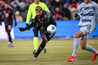 Luis Suárez, delantero uruguayo del Inter Miami, durante el duelo frente al Sporting Kansas City.