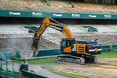 El Real Betis ha iniciado los trabajos de demolición de la Grada de Preferencia del Estadio Benito Villamarín. Esto es parte de las obras que transformarán por completo el coliseo verdiblanco.