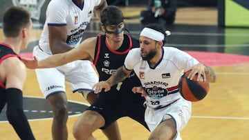 GRAF4778. BILBAO, 03/10/2020.- El escolta del Bilbao Basket Tomeu Rigo (2d) defiende al escolta canadiense del Monbus Obradoiro Kassius Robertson (d) durante el partido de la cuarta jornada de la Liga Endesa, celebrado este sábado en el Bilbao Arena de la capital vizcaína. EFE/Luis Tejido.