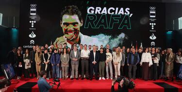 Foto de familia del COE con Rafa Nadal tras el acto de homenaje. 
