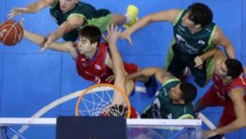 Domantas Sabonis (izquierda) lucha por el rebote con Juancho Hernangómez.