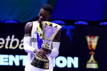 El base alemán, que siempre ha dado un rendimiento excelso con 'Die Mannschaft', llega al torneo tras firmar por tres años con los Sacramento Kings, convirtiéndose en el jugador no estadounidense que ha formado parte de más plantillas NBA (10). Con Alemania Schroeder fue MVP del mundial de 2023 tras ganarle la final a Serbia con actuación individual para el recuerdo.