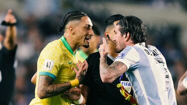 Duelo entre Rodrigo De Paul y Raphinha durante el partido de clasificación sudamericano para la Copa Mundial de la FIFA 2026 entre Argentina y Brasil en el Estadio Monumental Antonio Vespucio Liberti.