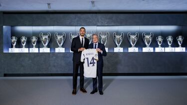 MADRID, 20/06/2023.- El delantero Joselu Mato (i) junto al presidente del club, Florentino Pérez, durante su presentación como nuevo jugador del equipo, este martes en el estadio Santiago Bernabeu. EFE/RealMadrid.com SOLO USO EDITORIAL/SOLO DISPONIBLE PARA ILUSTRAR LA NOTICIA QUE ACOMPAÑA (CRÉDITO OBLIGATORIO9