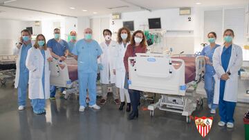 Los médicos, con las camas donadas.