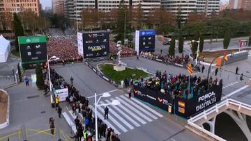 El emotivo comienzo del Maratón de Valencia con miles de gestos por la DANA: piel de gallina