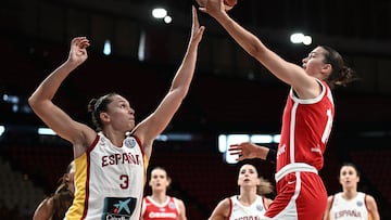 Irati Etxarri, pívot de la Selección, ante la checa Eliska Hamzova en los cuartos del Eurobasket 2025.