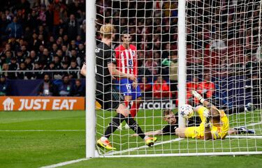 El VAR anula en el minuto 40 de partido un gol a Álvaro Morata por fuera de juego. En la imagen, Joe Hurt dentro de su portería.
