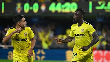 VILLARREAL (CSTELLÓN), 30/09/2024.- El delantero del Villarreal Nicolas Pepe (d) celebra con Ilias Akhomach tras marcar ante Las Palmas, durante el partido de LaLiga en Primera División que Villarreal CF y UD Las Palmas disputan este lunes en el estadio de La Cerámica. EFE/Andreu Esteban