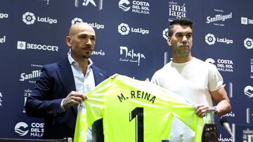 Manolo Reina y Manolo Gaspar, durante la presentación del portero.