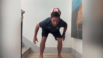 ¡No sólo con las manos! Nash muestra su habilidad dominando un balón