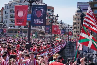 Ambientazo en las calles de Bilbao para recibir a los campeones de Copa.