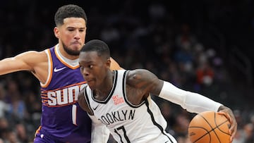 Dennis Schroder, base de Brooklyn Nets, ante el escolta de Phoenix Suns Devin Booker en el Footprint Center de Arizona.